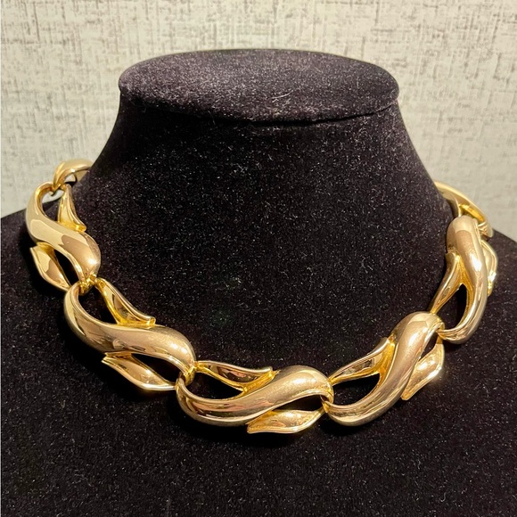 VINTAGE GIVENCHY GOLD TONE SWIRL LINK NECKLACE 80’s GLAM LIKE NEW - Picture 1 of 17